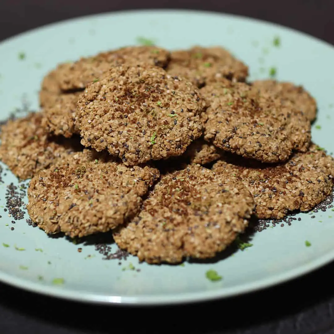 Delicious and healthy cookies don't usually match. Today I will show you how it is possible, through this delicious recipe for healthy oatmeal cookies with lemon and chia.