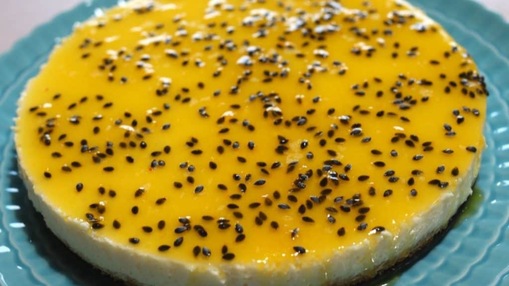 Gâteau au fromage aux fruits de la passion avec fromage à la crème