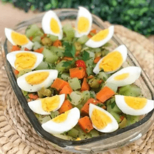 Kokt grönsakssallad med ägg