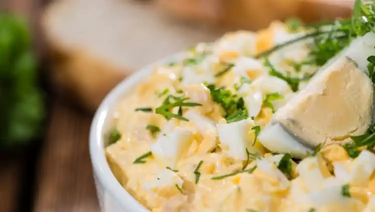 Salade de pommes de terre aux œufs et mayonnaise