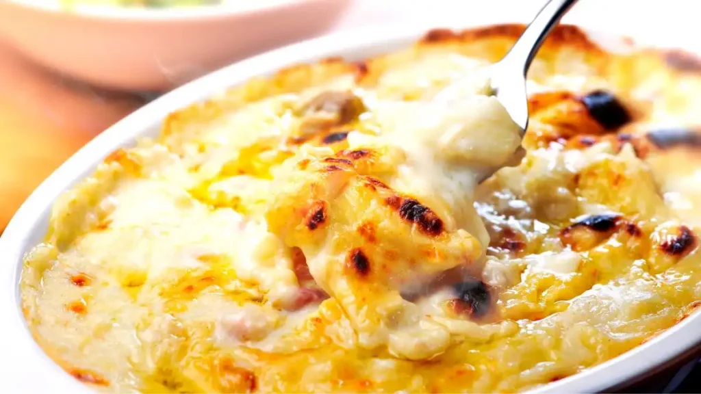 Pasta with chicken au gratin in the oven