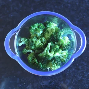 Wie man Brokkoli in der Mikrowelle kocht