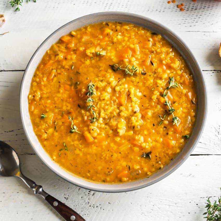 Soupe de lentilles avec des nouilles