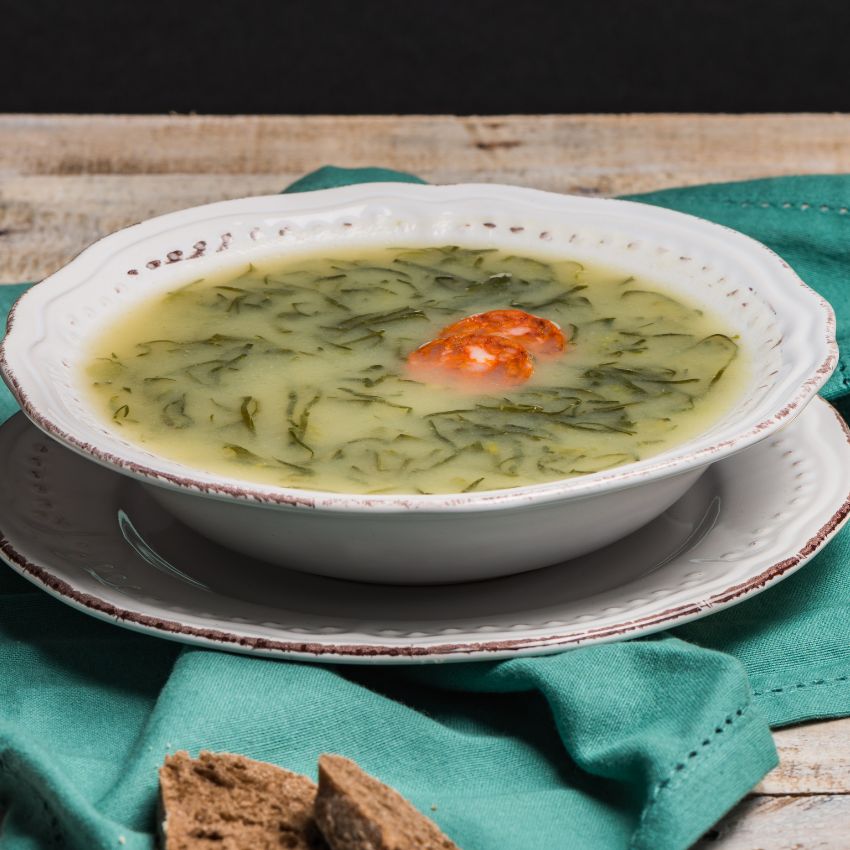 sopa verde con harina de maíz y calabresa