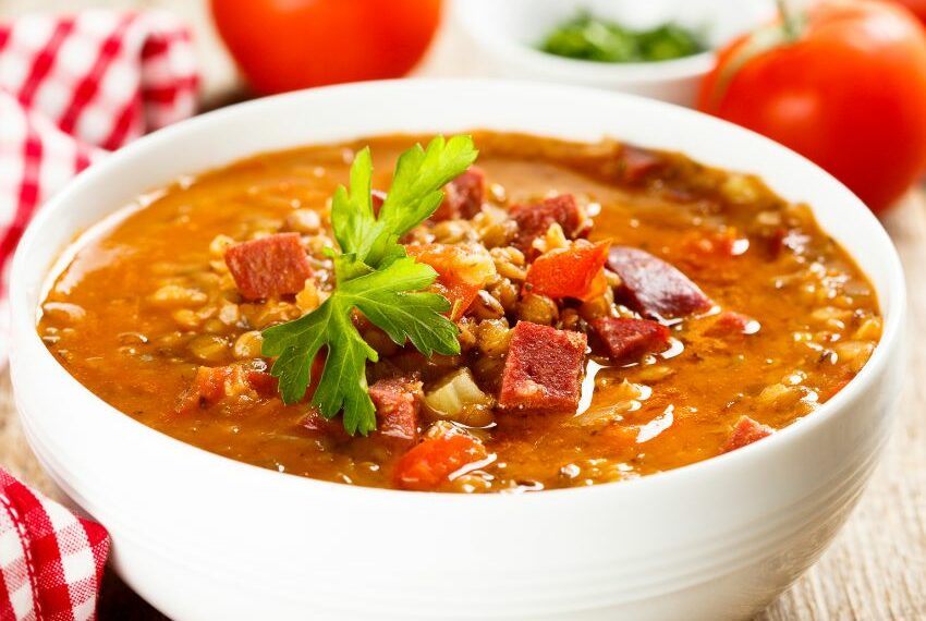 Sopa de lentilha com linguiça