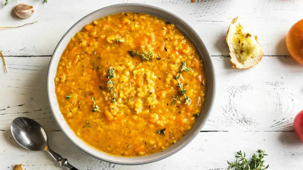 sopa de lentilha com macarrão