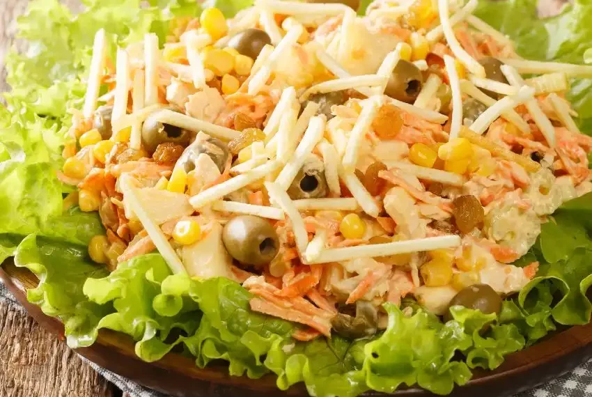 salada de salsicha com batata palha