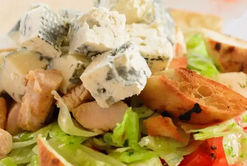salade met kip en gorgonzolakaas