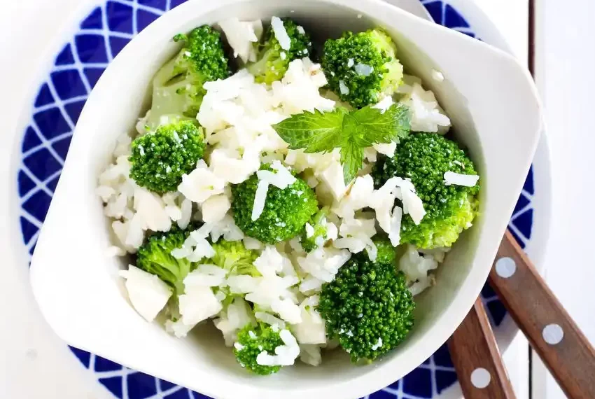 salada de arroz com queijo feta