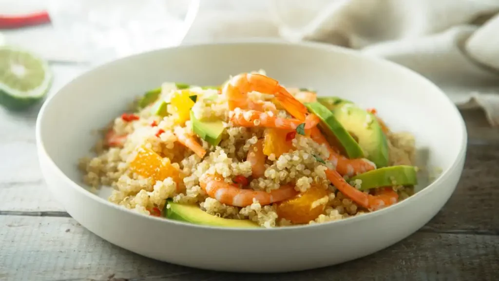 Salada de quinoa com camarão