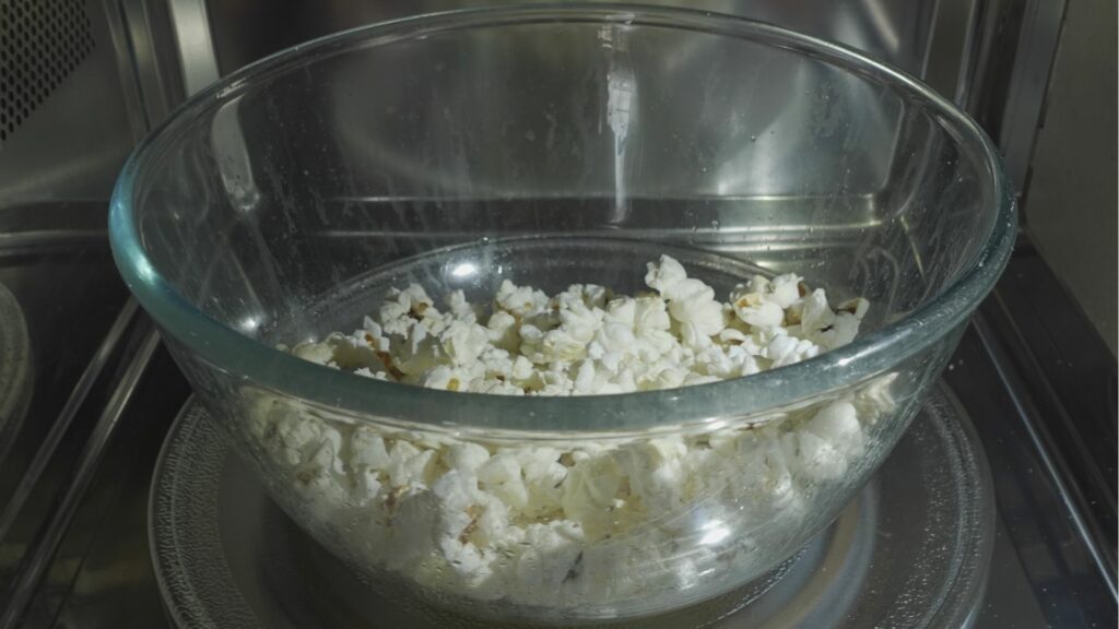 Sådan laver du popcorn i mikrobølgeovnen