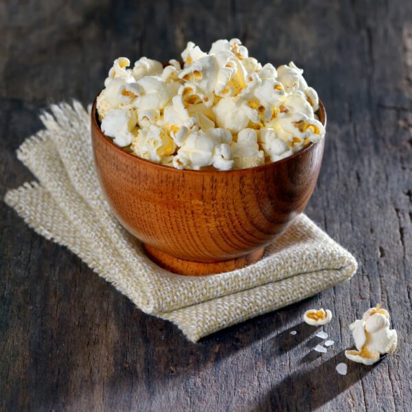 So machen Sie Mikrowellen-Popcorn in nur 3 Minuten!
