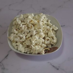 Wie man Mikrowellen-Popcorn macht
