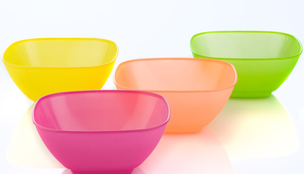 Pode esquentar comida em vasilha de plástico no microondas