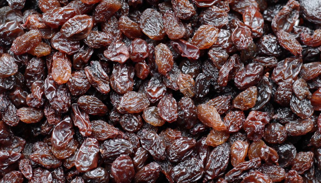 combien y a-t-il de raisins secs dans 100 g