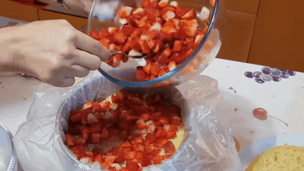 montagem bolo de morango 4