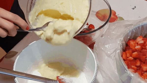 montagem bolo de morango 5